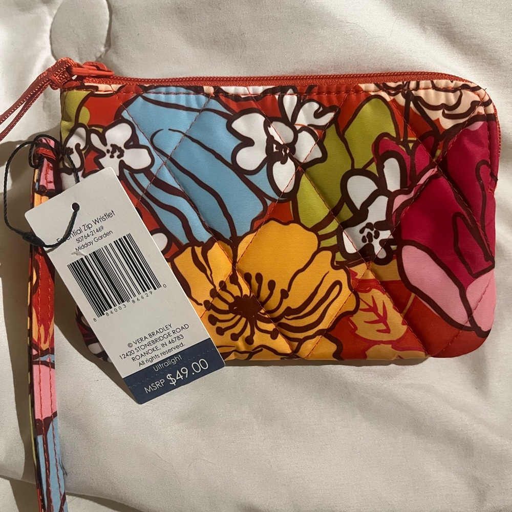 NEW WITH TAGS!!  Vera Bradley Floral Wristlet - Multicolor Quilted